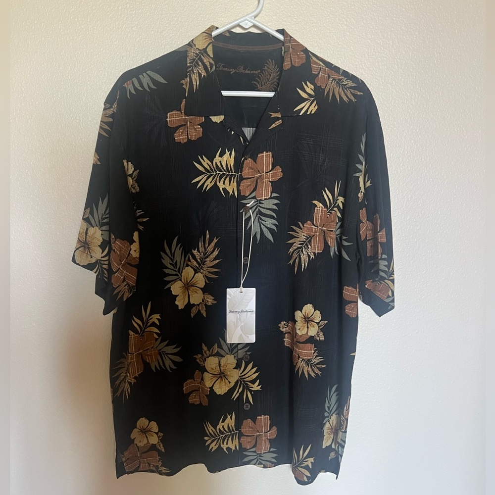 Tommy Bahama Men’s Black Hawaiian Floral Short Sleeve Shirt. Size M. New